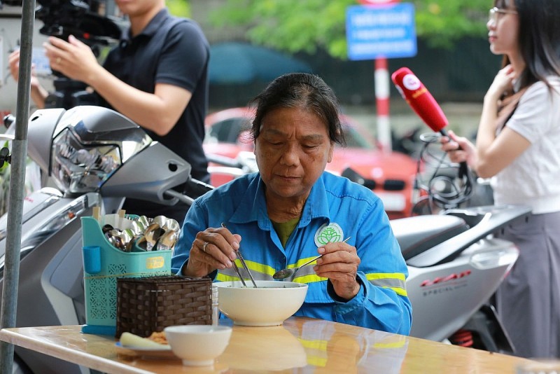 Độc lạ quán phở 'treo' giữa phố cổ Hà Nội