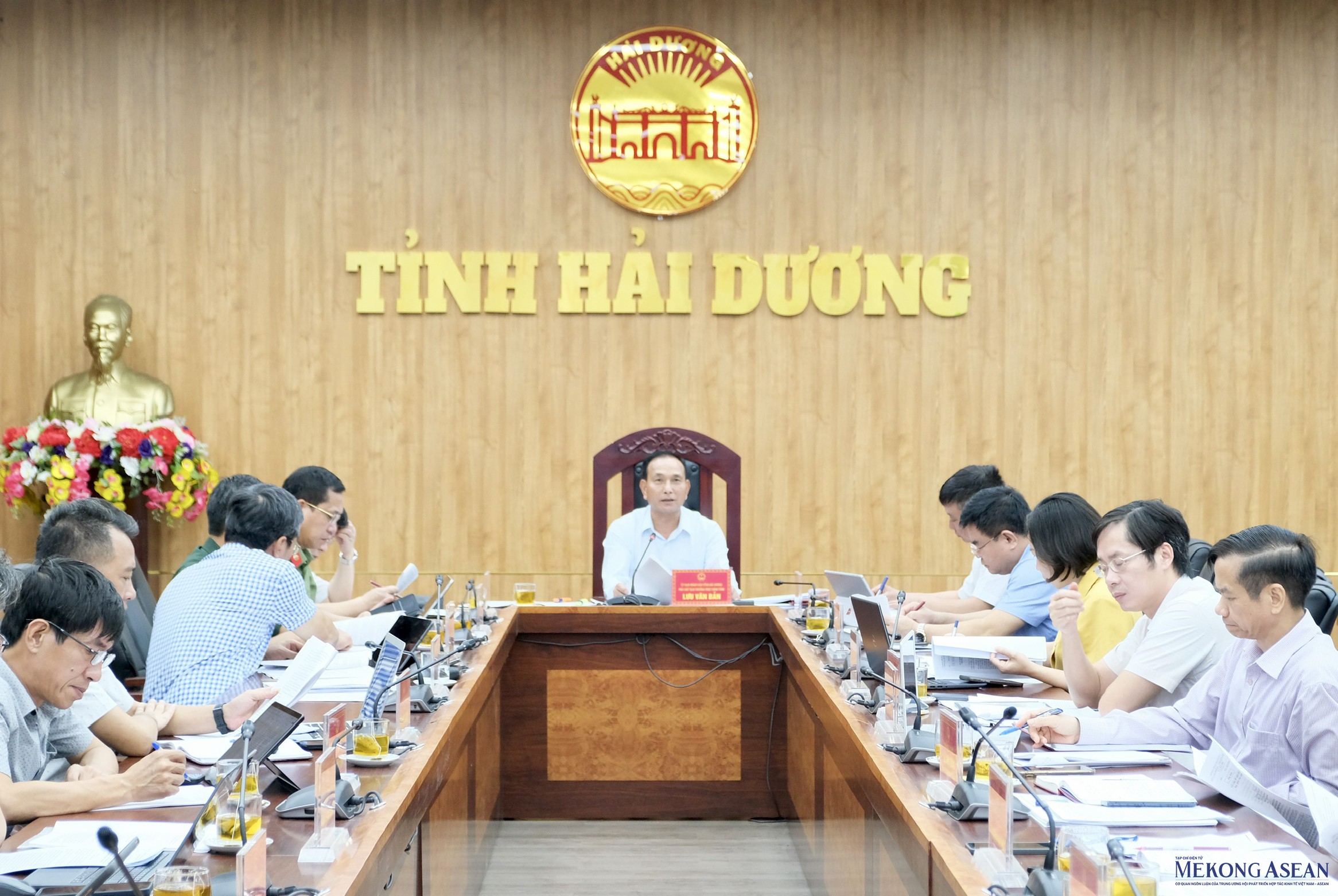 Ông Lưu Văn Bản, Phó Chủ tịch Thường trực UBND tỉnh Hải Dương chủ trì phiên họp.