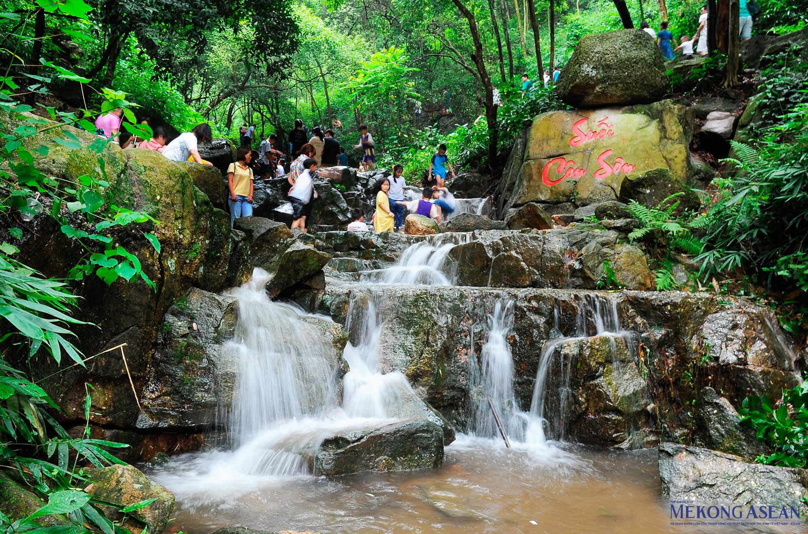 Suối Côn Sơn nằm trong Khu di tích Côn Sơn, phường Cộng Hòa, thành phố Chí Linh, tỉnh Hải Dương.