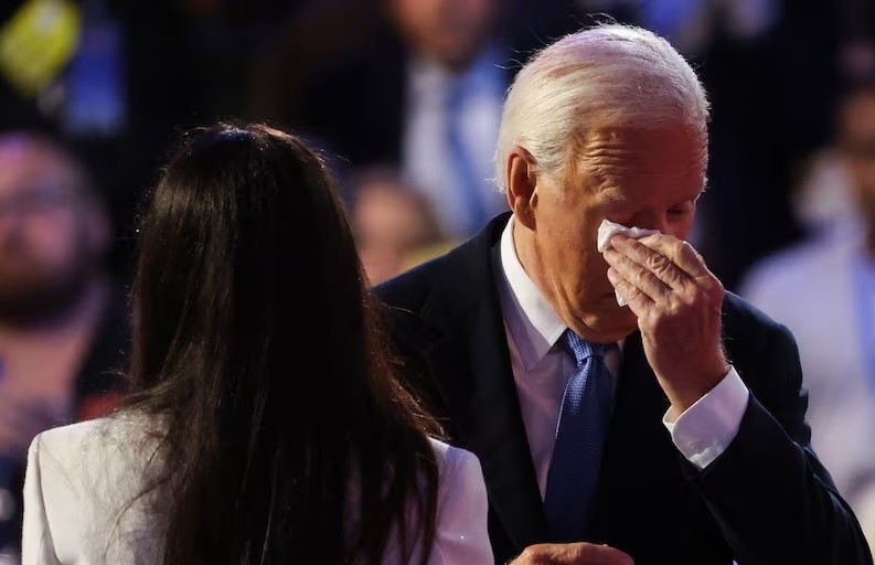 Tổng thống Mỹ Joe Biden rơi lệ tôn vinh bà Kamala Harris