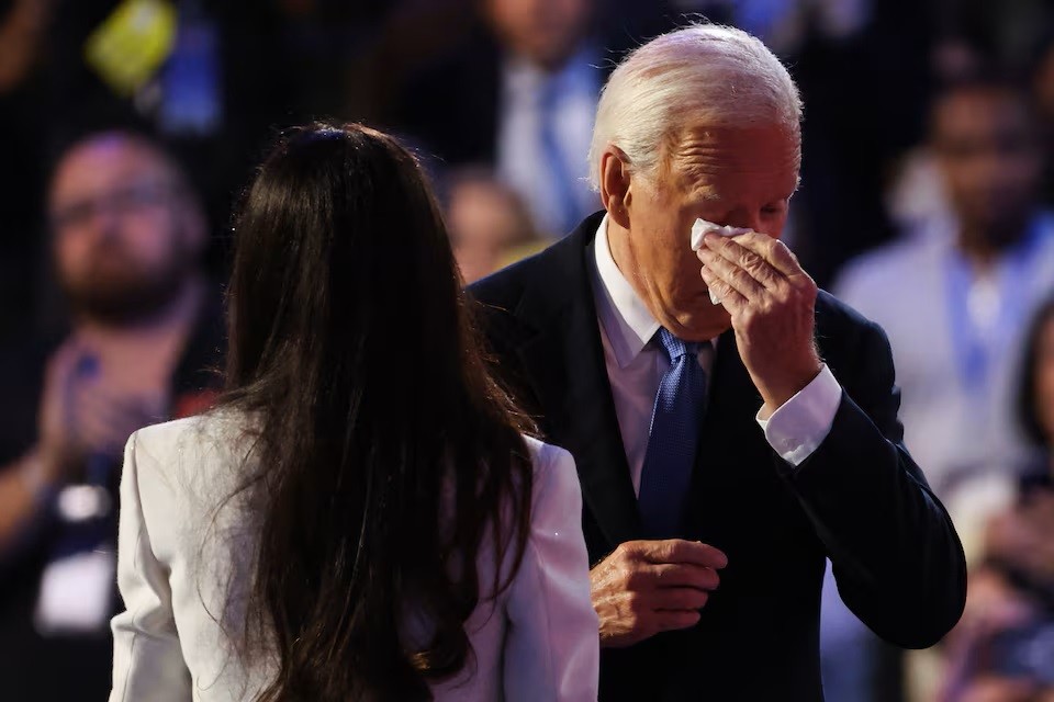 Tổng thống Mỹ Joe Biden rơi lệ tôn vinh bà Kamala Harris