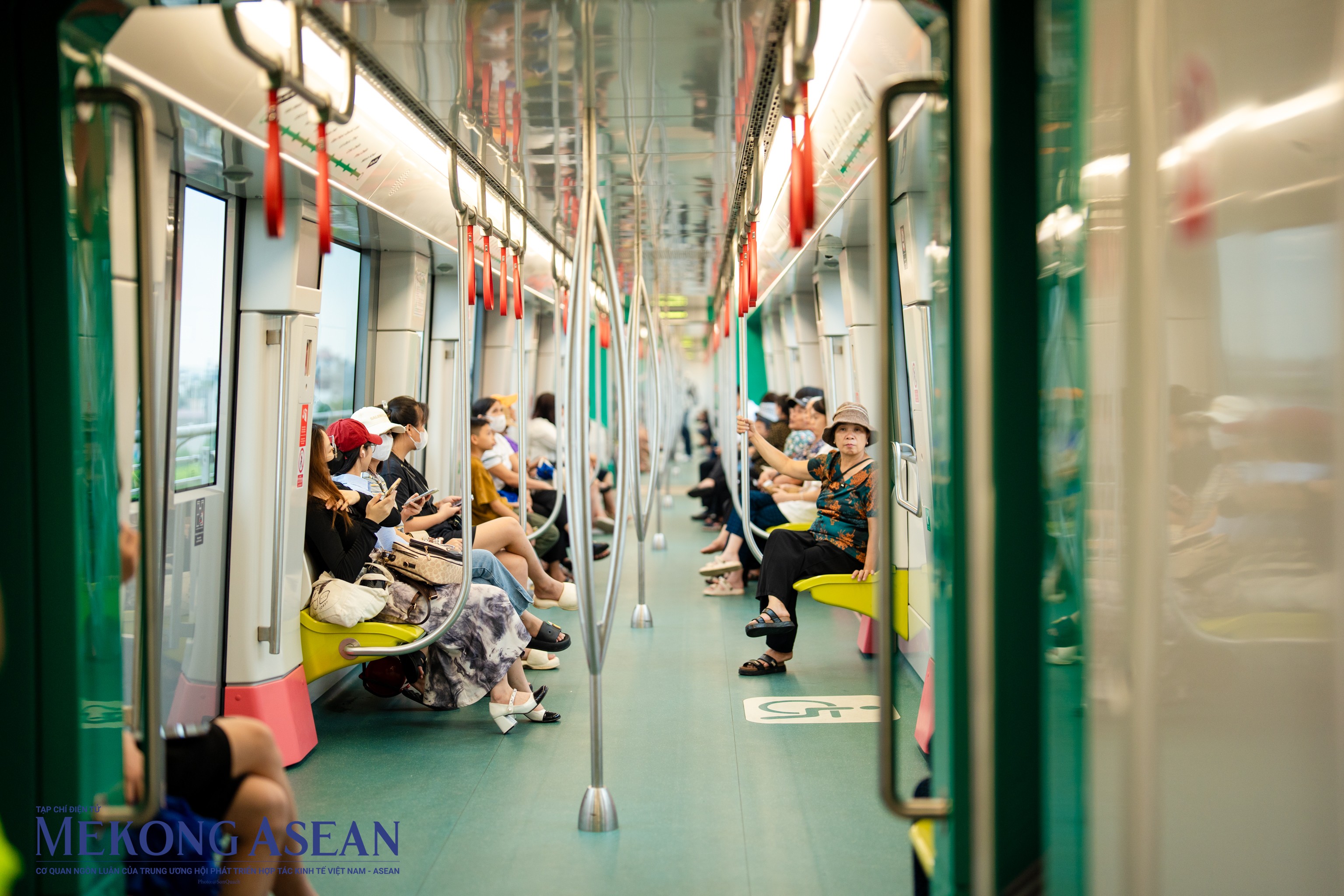 Tuyến metro Nhổn - ga Hà Nội đông đúc ngày đầu thu phí