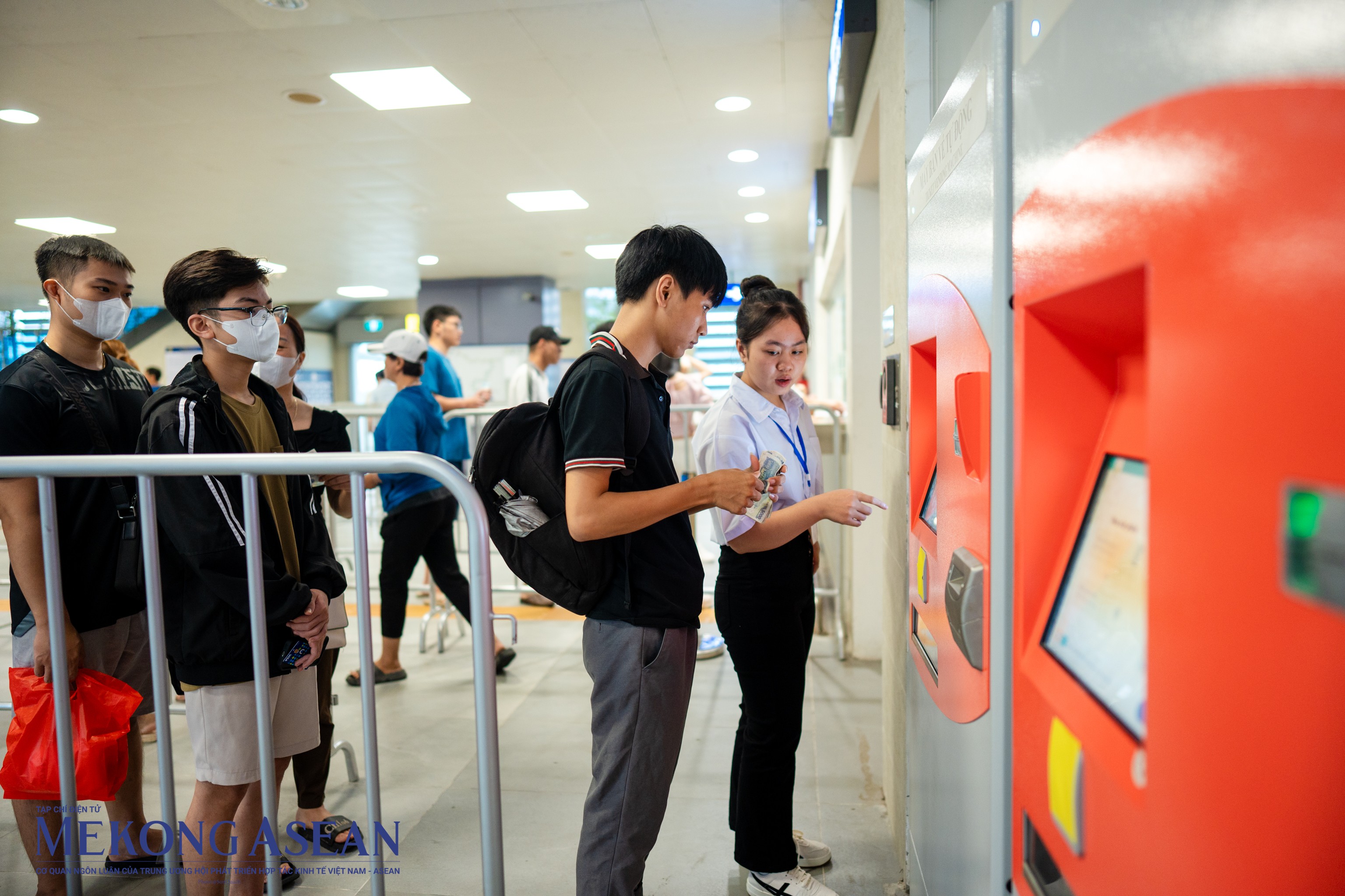 Tuyến metro Nhổn - ga Hà Nội đông đúc ngày đầu thu phí