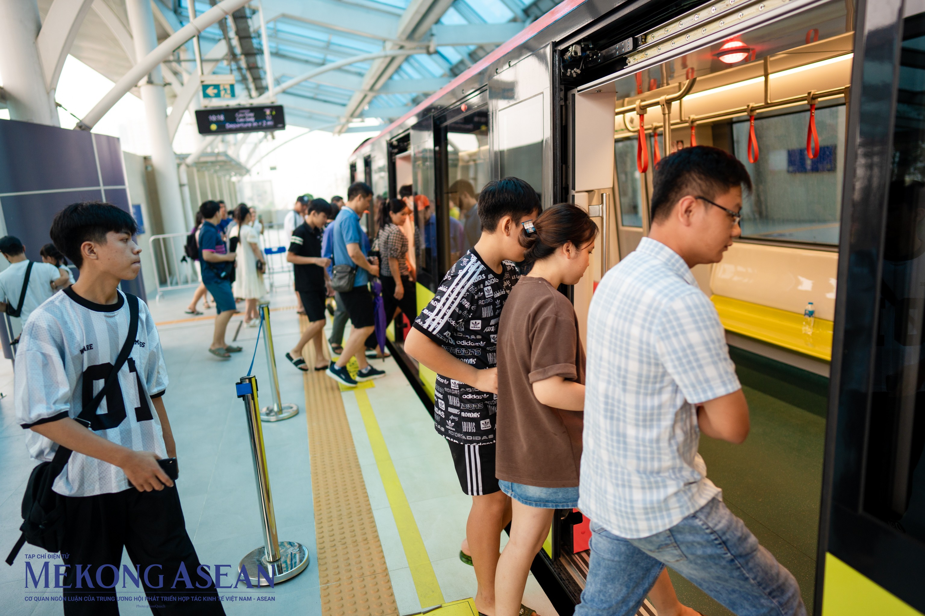 Tuyến metro Nhổn - ga Hà Nội đông đúc ngày đầu thu phí