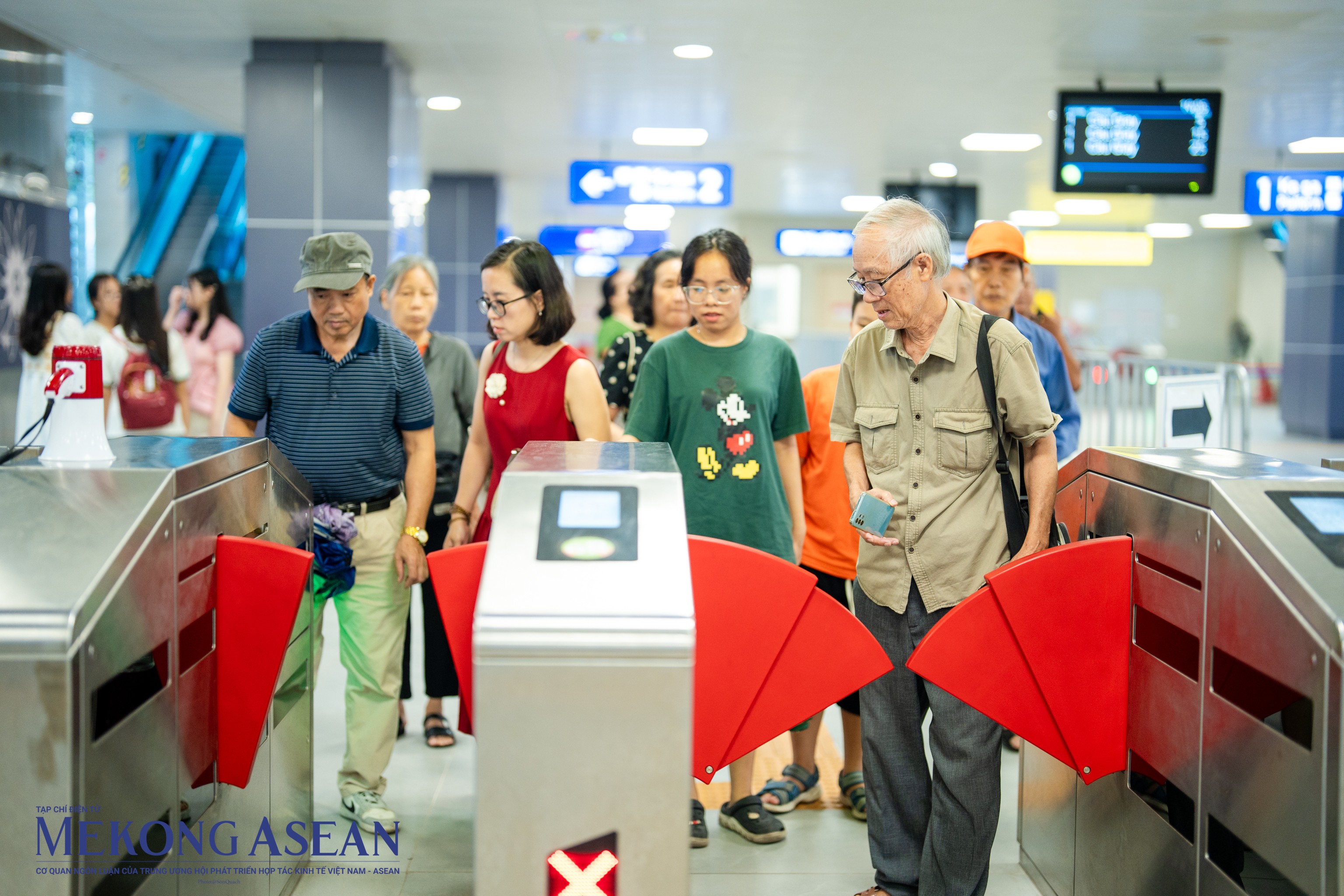 Tuyến metro Nhổn - ga Hà Nội đông đúc ngày đầu thu phí