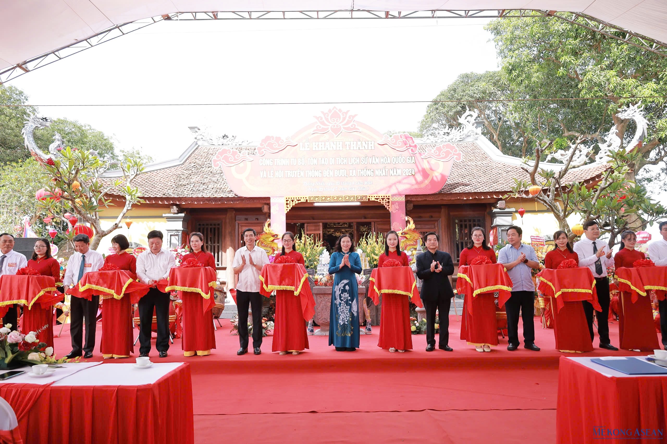 Các đại biểu, khách mời cắt băng khánh thành công trình tu bổ, tôn tạo Di tích lịch sử, văn hóa quốc gia đền Đươi.