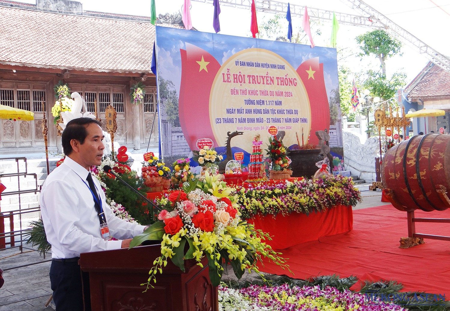 Ông Nguyễn Thành Vạn, Phó Chủ tịch UBND huyện Ninh Giang đọc diễn văn tại lễ khai hội.