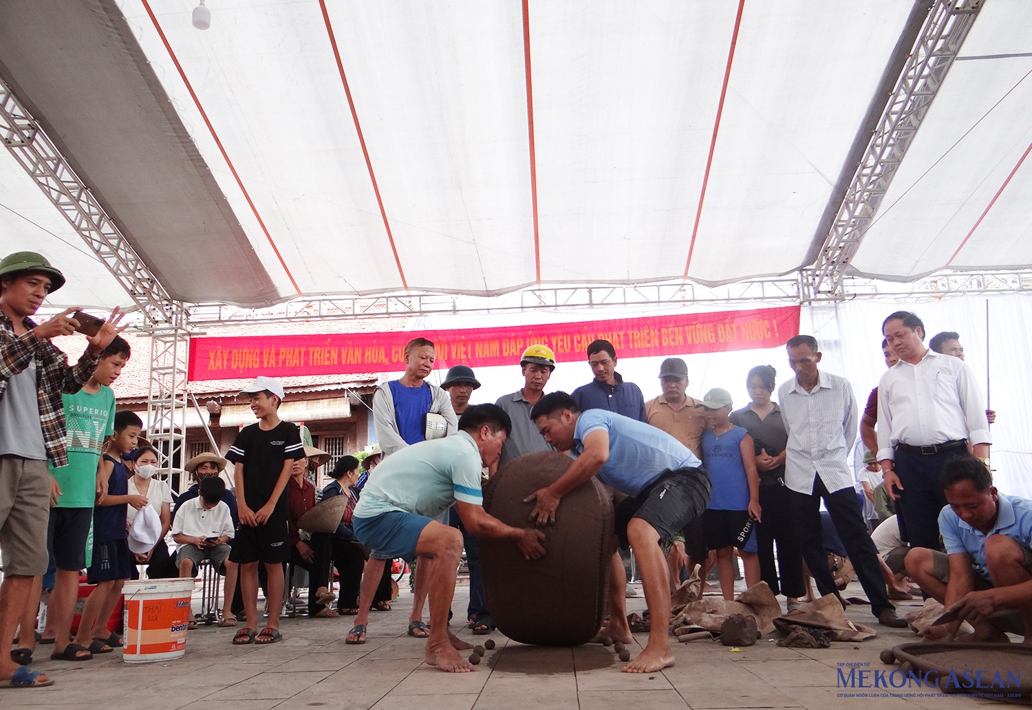 Trò chơi dân gian này tại lễ hội truyền thống, tưởng niệm ngày mất của anh hùng dân tộc Khúc Thừa Dụ năm nay thu hút các đội tuyển gồm 4 xã Kiến Quốc, Hồng Phong, Đồng Tâm, Tân Phong tham gia. Trò chơi dân gian này tại lễ hội truyền thống, tưởng niệm ngày mất của anh hùng dân tộc Khúc Thừa Dụ năm nay thu hút các đội tuyển gồm 4 xã Kiến Quốc, Hồng Phong, Đồng Tâm, Tân Phong tham gia.