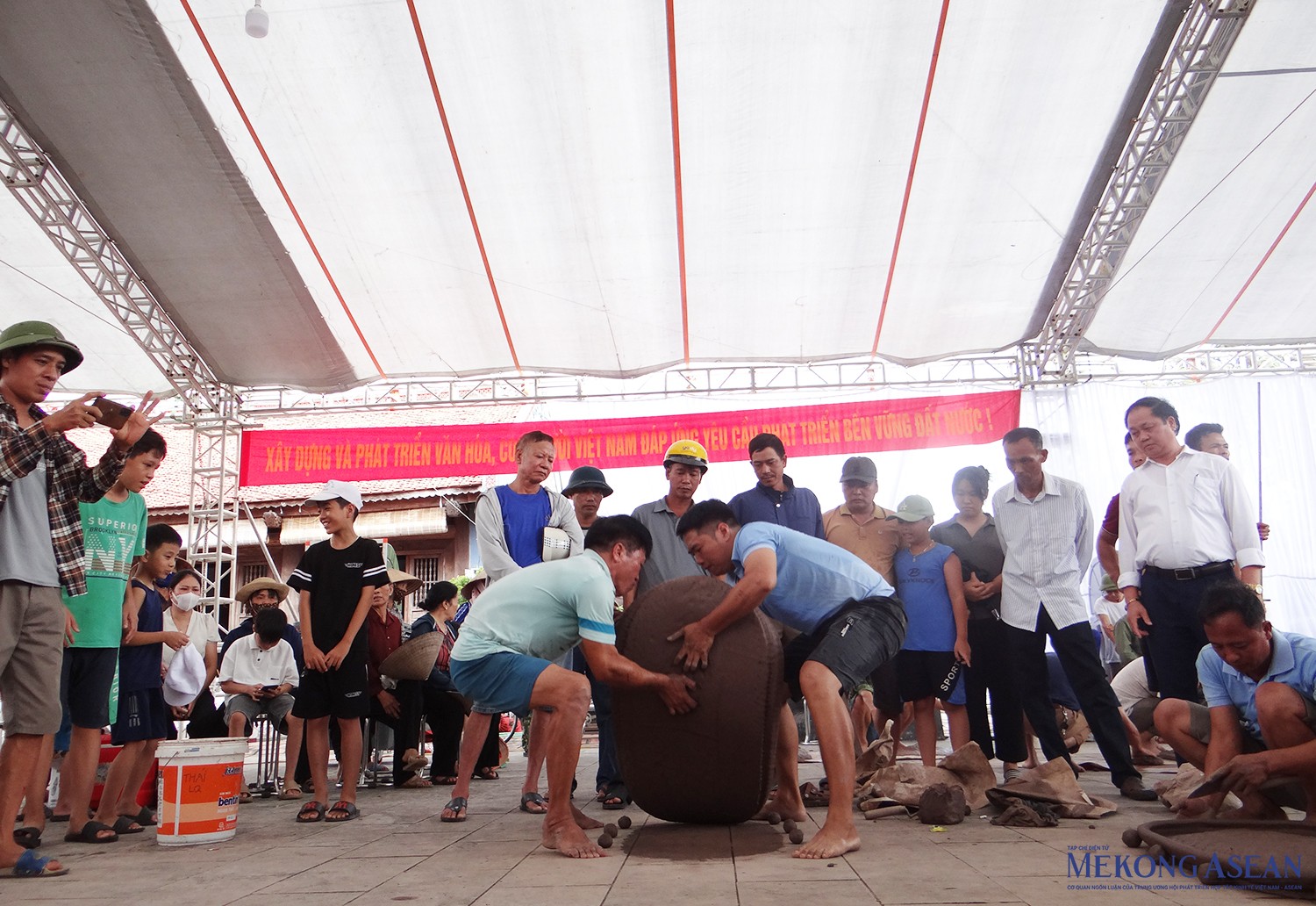 Trò chơi dân gian này tại lễ hội truyền thống, tưởng niệm ngày mất của anh hùng dân tộc Khúc Thừa Dụ năm nay thu hút các đội tuyển gồm 4 xã Kiến Quốc, Hồng Phong, Đồng Tâm, Tân Phong tham gia.