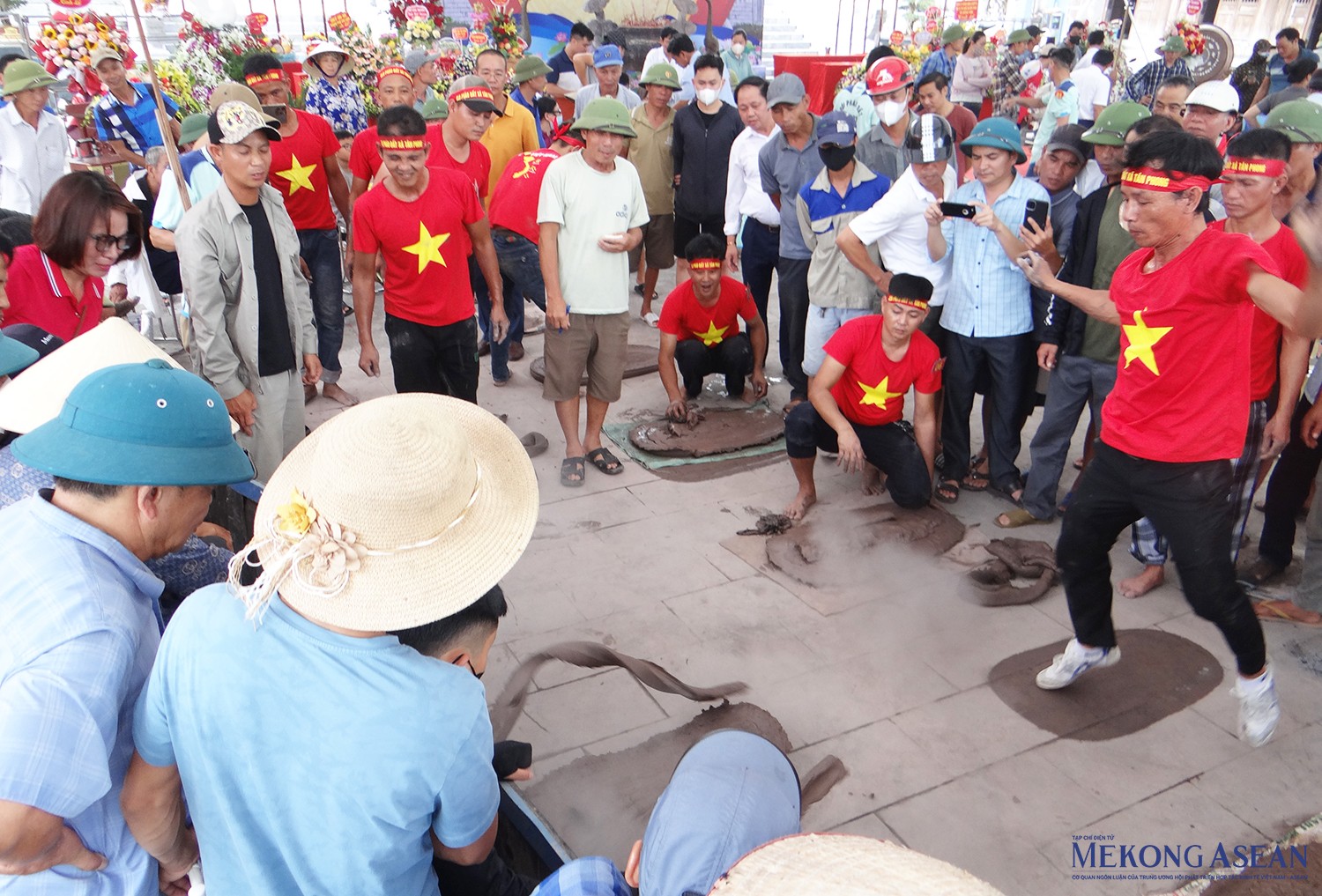 Trò chơi pháo đất cũng thể hiện kinh thần toàn kết, giao lưu học hỏi... Trò chơi pháo đất cũng thể hiện kinh thần toàn kết, giao lưu học hỏi...