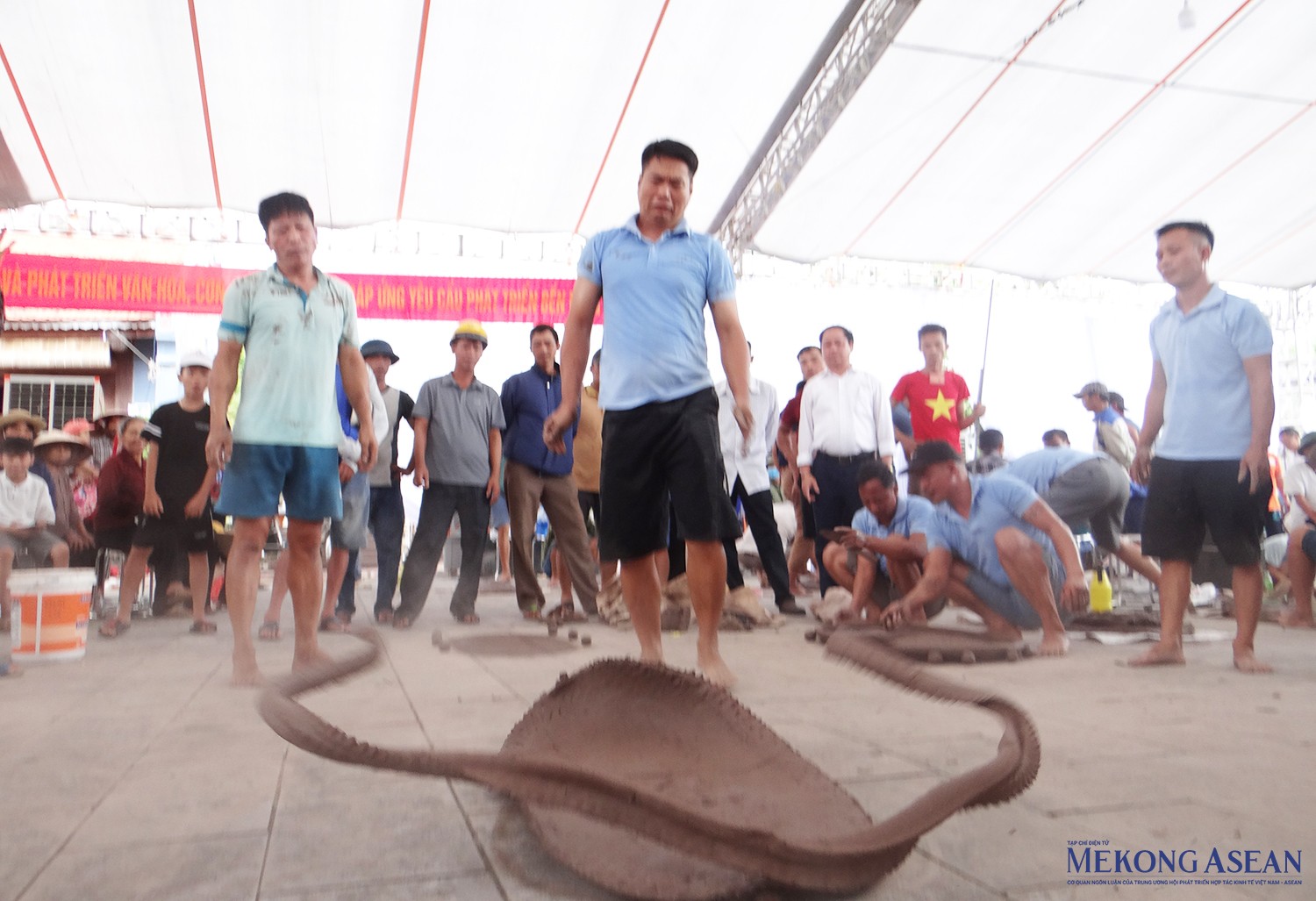 Nhiều người tin rằng tiếng pháo càng to, năm đó mưa thuận gió hòa, nhân khang vật thịnh, phong đăng hòa cốc…