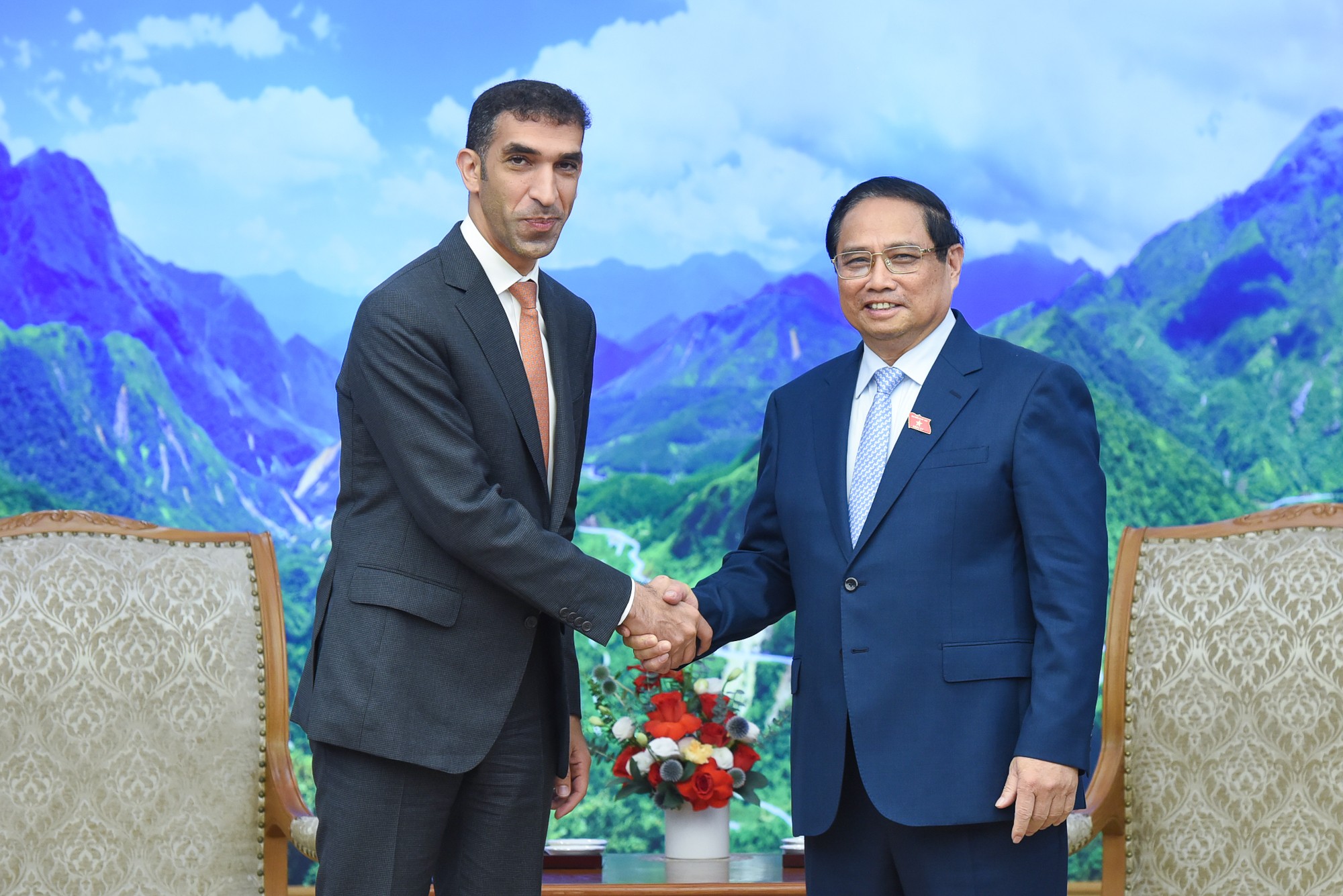 Thủ tướng Phạm Minh Chính và ông Thani bin Ahmed Al Zeyoudi, Quốc vụ khanh phụ trách ngoại thương của Bộ Kinh tế các Tiểu vương quốc Arab Thống nhất. Ảnh: VGP.