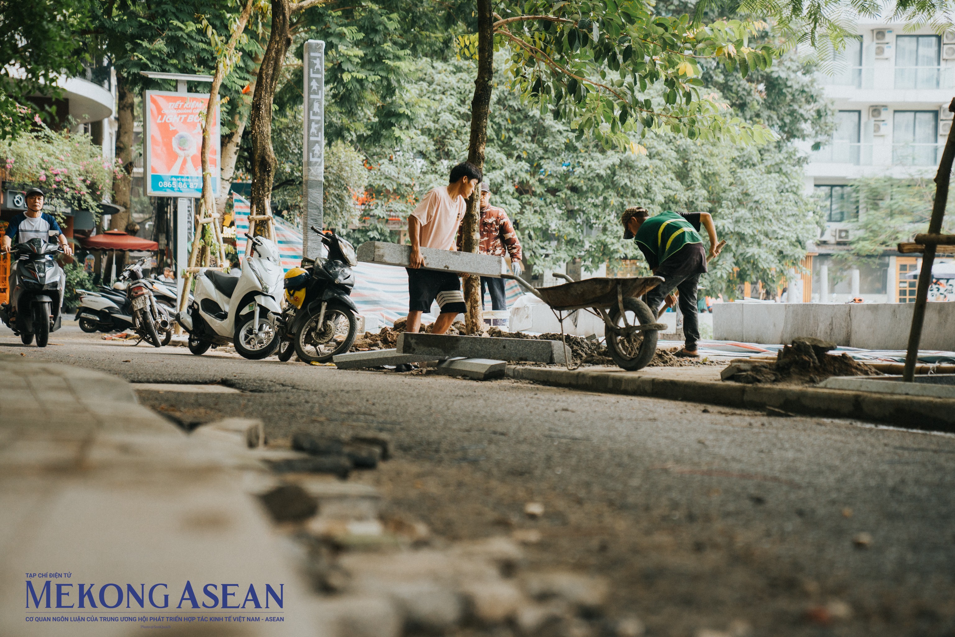 Hà Nội: Gấp rút hoàn thiện tuyến phố đi bộ cạnh hồ Ngọc Khánh