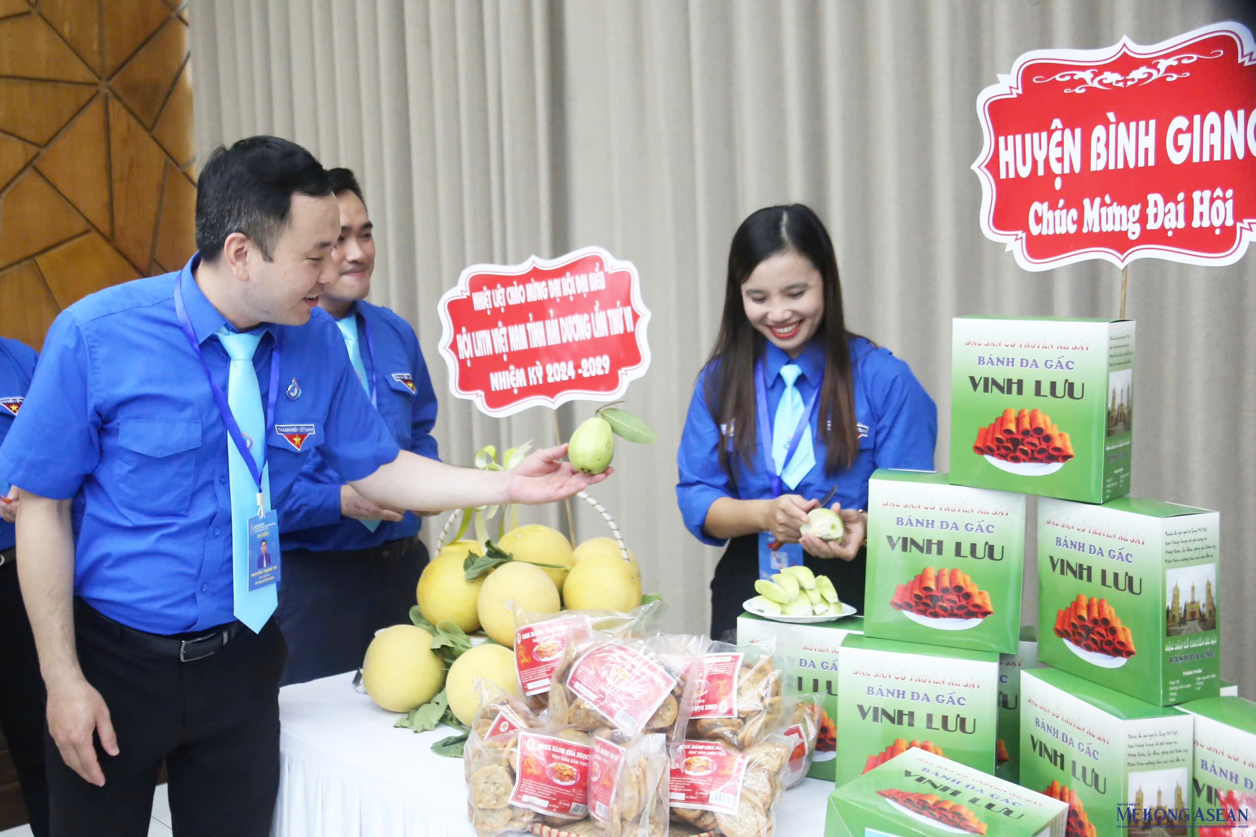 Gian hàng trưng bày sản phẩm của huyện Bình Giang.