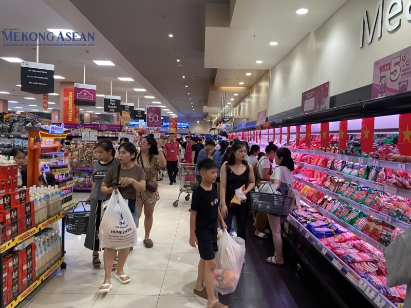 Trung tâm thương mại AEON Mall Long Biên (quận Long Biên, Hà Nội) luôn trong tình trạng đông khách từ sáng đến tận tối. Để đáp ứng nhu cầu khách hàng, đơn vị này đã kéo dài thời gian mở cửa đến 23h. Ảnh: Hà Anh/Mekong ASEAN.