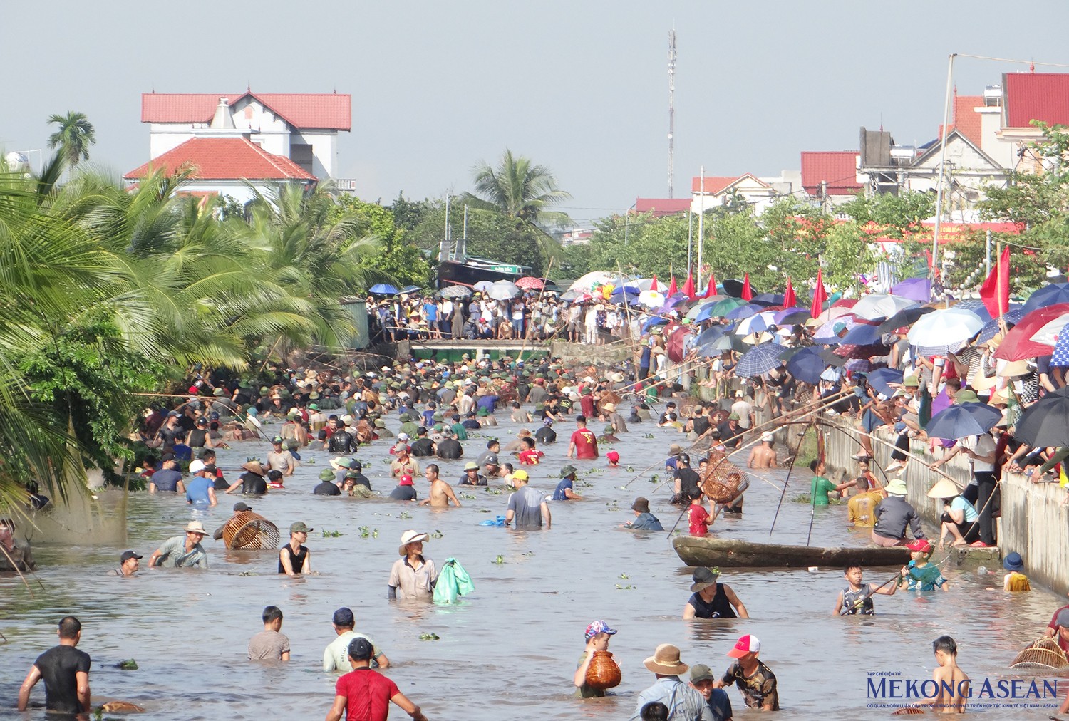 Đông đảo các nơm thủ, các đại biểu, người dân và du khách hòa chung vào không khí Hội đùa nơm xã An Thanh năm 2024.