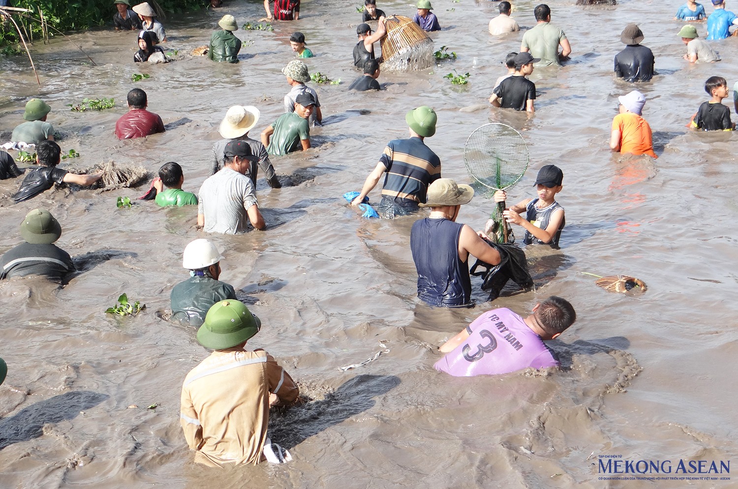 Hội thi năm nay thu hút đông đảo các nơm thủ ở nhiều lứa tuổi tham gia thi bắt cá, đông nhất từ trước đến nay. 