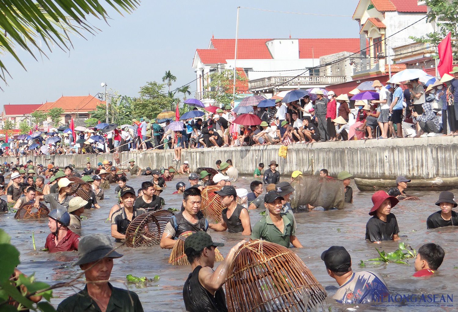 Các nơm thủ được dùng nhiều phương thức, dụng cụ để bắt cá như úp nơm, sục giậm, mò tay, cất vó… 