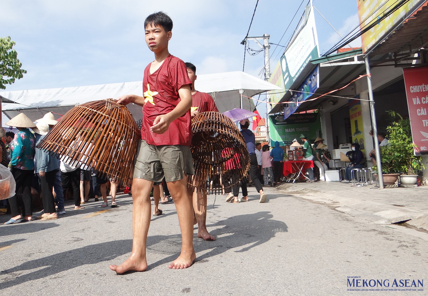 Năm nay có nhiều nơm thủ nhí tham gia thi bắt cá.