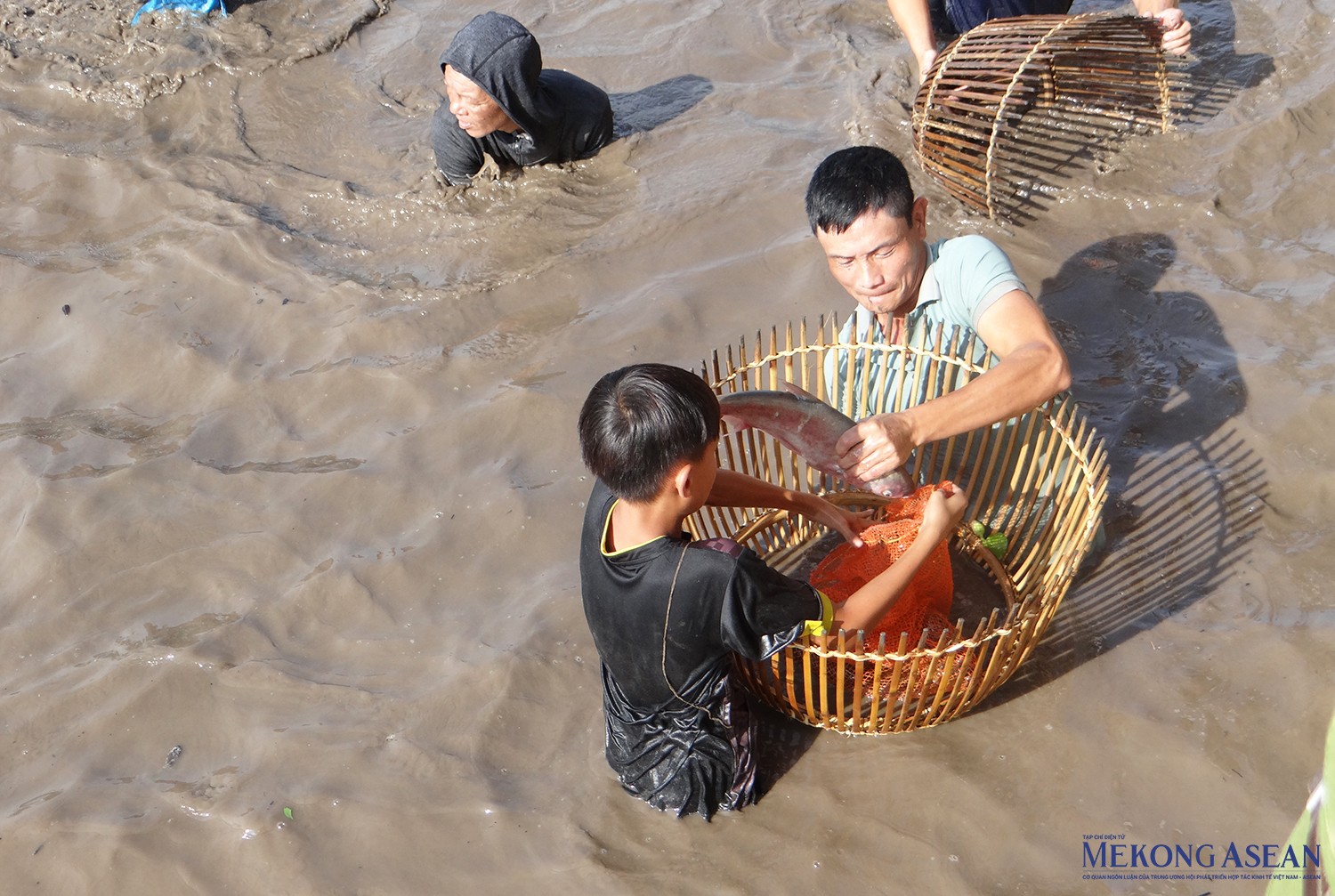 Niềm vui của một nơm thủ khi bắt được cá.