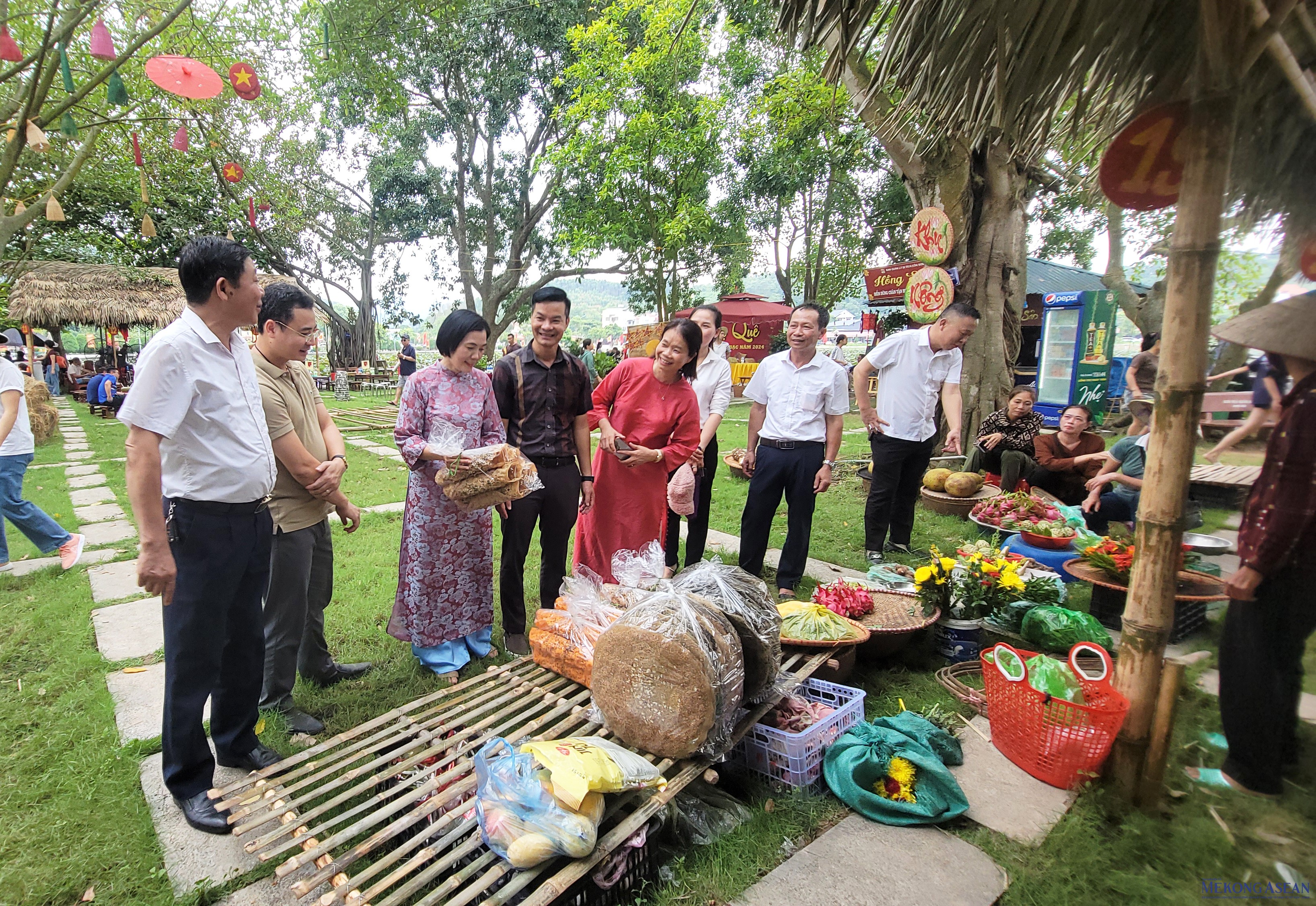 Tái hiện chợ quê tại di tích đền Kiếp Bạc ở Hải Dương Tái hiện chợ quê tại di tích đền Kiếp Bạc ở Hải Dương