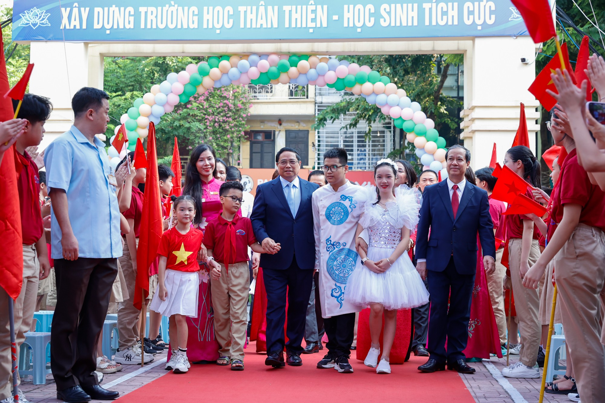 Thủ tướng Phạm Minh Chính dự lễ khai giảng, chung vui cùng các thầy, cô giáo, các em học sinh tại Trường Phổ thông cơ sở Nguyễn Đình Chiểu (quận Hai Bà Trưng, Hà Nội). Ảnh: VGP.