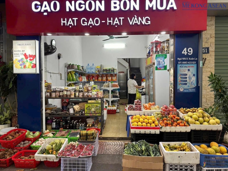 Nhân viên tại một cửa hàng thực phẩm trên phố Xuân Đỉnh (quận Bắc Từ Liêm, Hà Nội) đang bổ sung hàng vào các khu vực trống. Ảnh: Hà Anh/Mekong ASEAN.