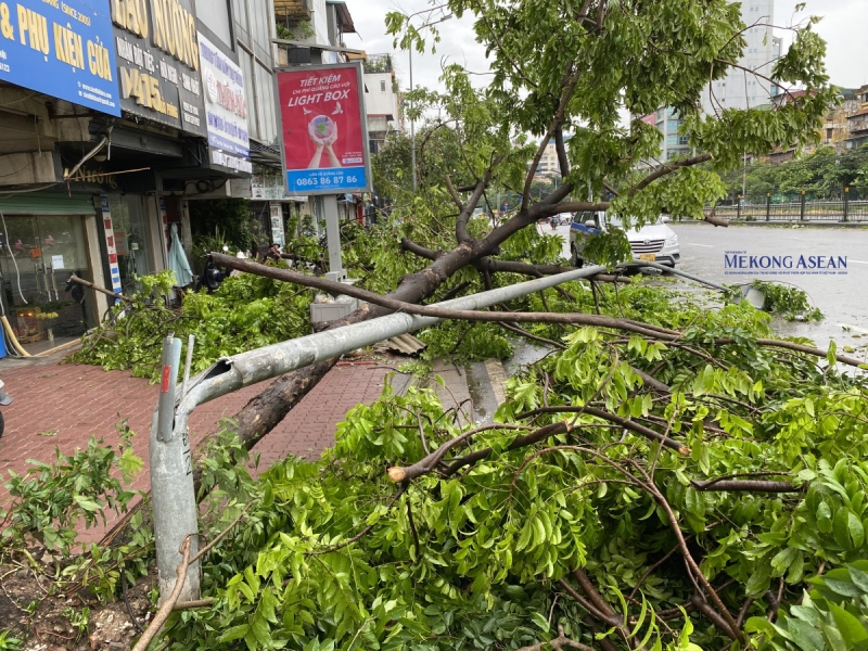 Đèn đường bị đổ trên đường Giải Phóng (phường Phương Liệt, quận Thanh Xuân, Hà Nội).