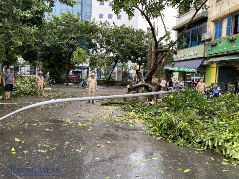 Đường phố Hà Nội tan hoang sau siêu bão Yagi