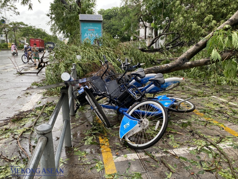 Biển báo, xe đạp công cộng ngổn ngang. Ảnh: Hà Anh/Mekong ASEAN.