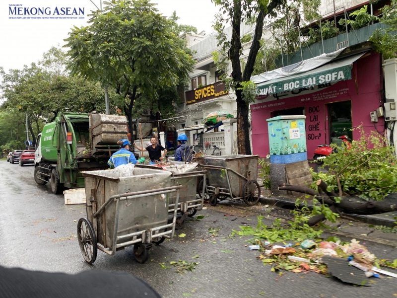 Công nhân môi trường phải làm việc từ sáng sớm để khắc phục hậu quả của cơn bão Yagi.