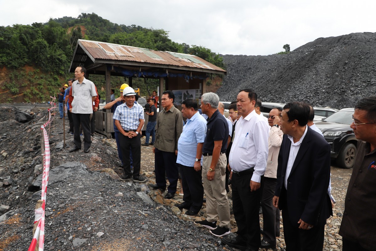 Bộ trưởng Nguyễn Chí Dũng thực địa một số vướng mắc trong các dự án tại Lào