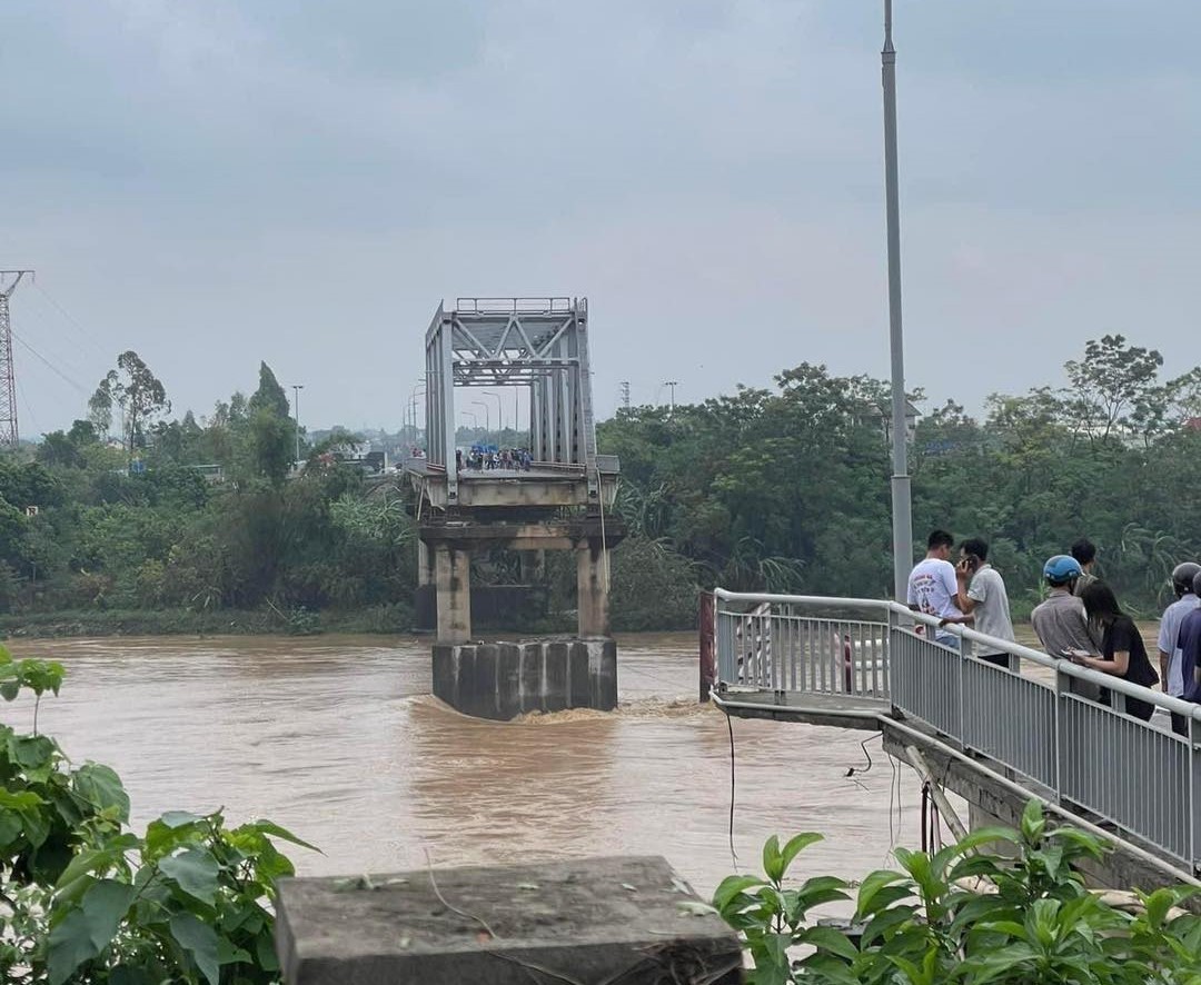 Cầu Phong Châu bị sập. Ảnh: Người dân cung cấp.