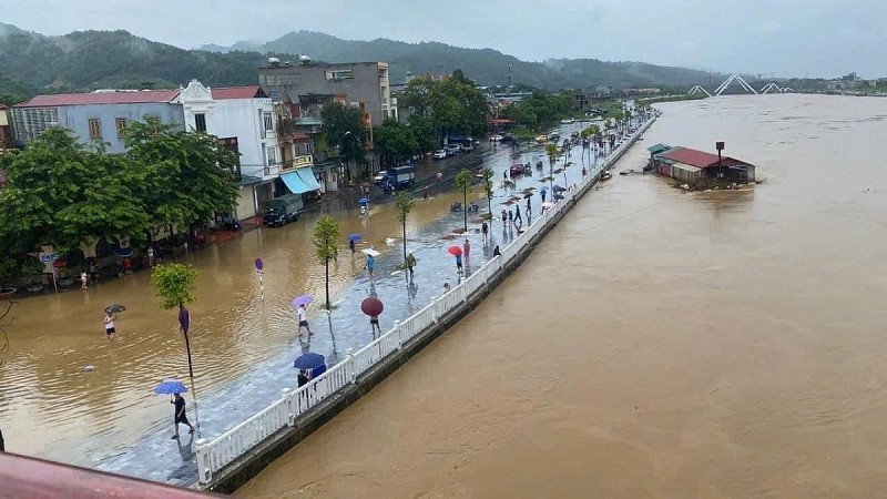 Dừng chạy tàu khách đường sắt Hà Nội - Lào Cai do mưa lũ lớn