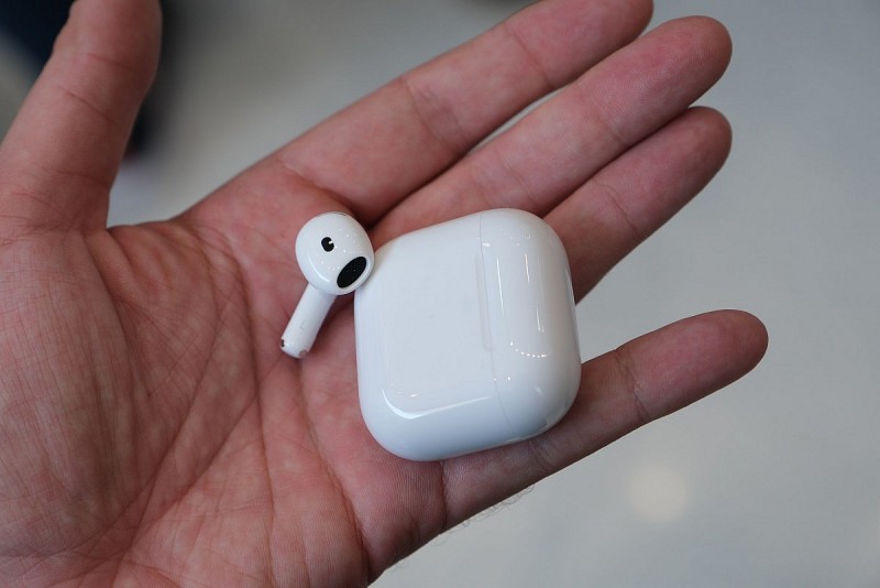 AirPods 4 đi kèm hộp sạc có kích thước nhỏ 10% so với thế hệ hộp sạc trước đây. Ảnh: The Verge.