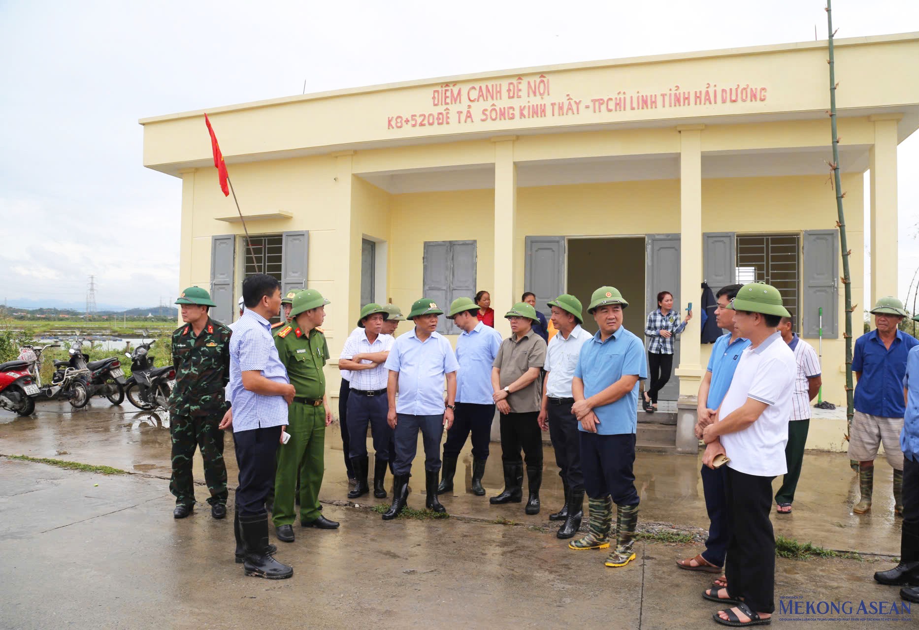 Chủ tịch UBND tỉnh Hải Dương Lê Ngọc Châu kiểm tra tại điểm đê xung yếu trên sông Thái Bình ở thành phố Chí Linh.