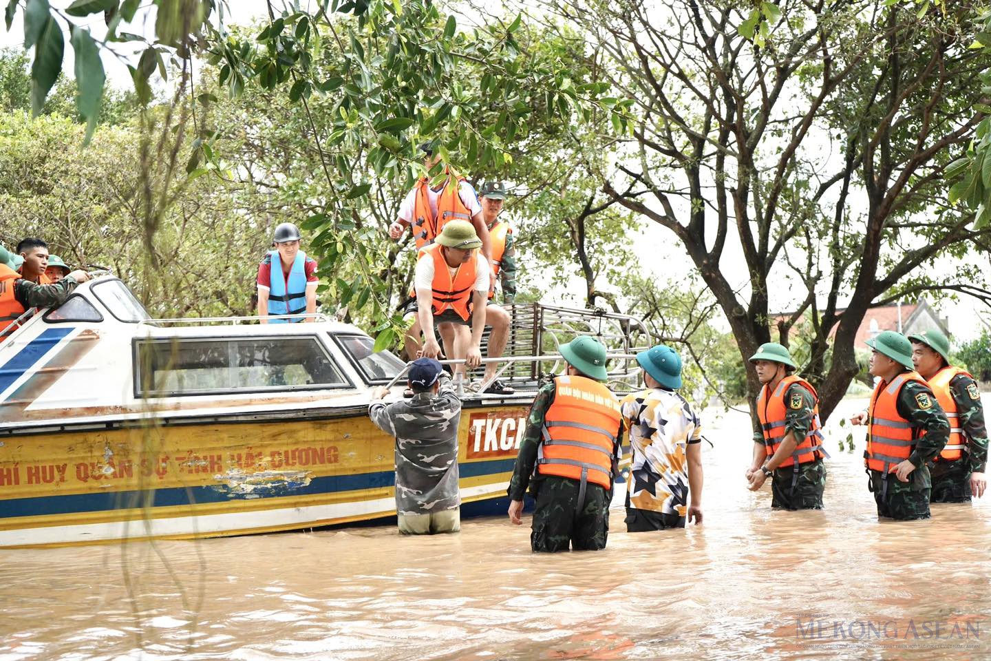 Ban Chỉ huy Quân sự thành phố Hải Dương huy động lực lượng, xuồng máy, hỗ trợ di dời người dân và tài sản ở khu vực bãi sông Thái Bình (ngoài đê) trên địa bàn phường Nhị Châu đến nơi an toàn, sáng 10/9.