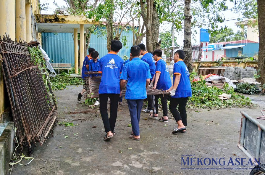 Hàng nghìn thanh niên Hải Dương tham gia hỗ trợ trường học, công sở cắt tỉa cành cây, dọn dẹp sau bão.