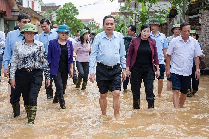 Chủ tịch Quốc hội Trần Thanh Mẫn động viên bà con vùng 'rốn lũ' Thái Nguyên