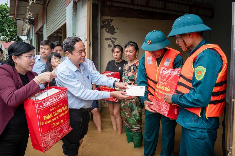 Chủ tịch Quốc hội Trần Thanh Mẫn động viên bà con vùng 'rốn lũ' Thái Nguyên