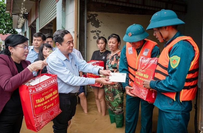 Chủ tịch Quốc hội Trần Thanh Mẫn động viên bà con vùng 