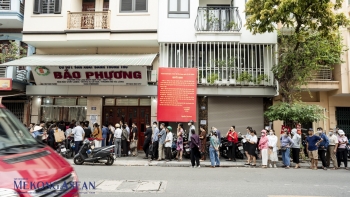 Tiệm bánh trung thu truyền thống nườm nượp người xếp hàng tại Hà Nội