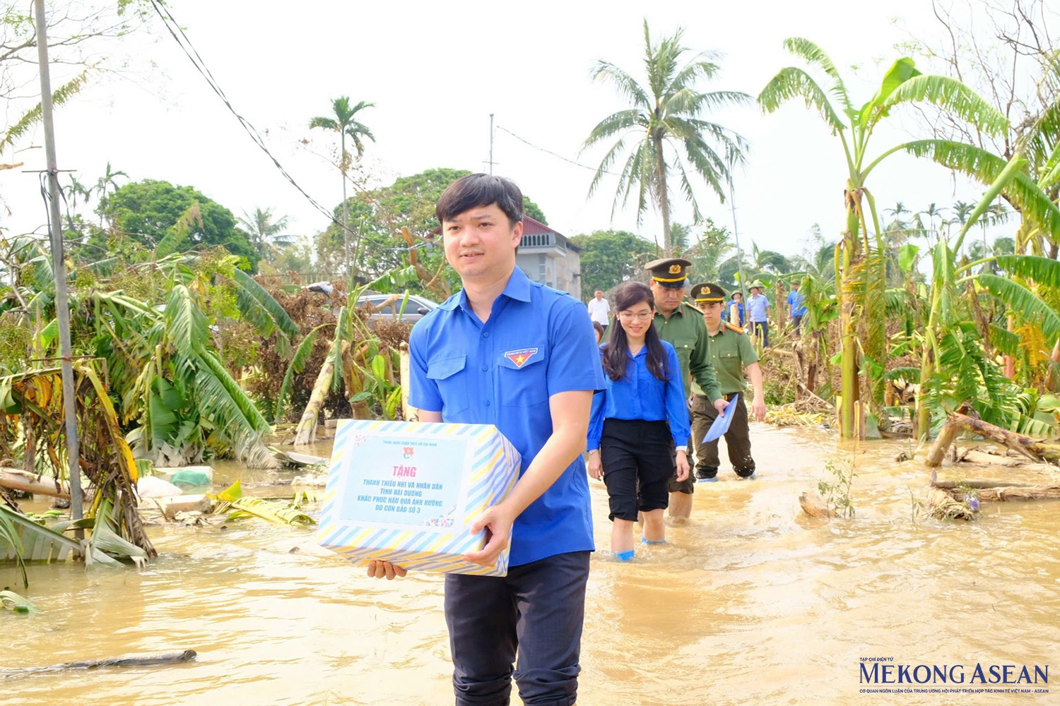 Ông Nguyễn Minh Triết, Bí thư Trung ương Đoàn, Chủ tịch Hội Sinh viên Việt Nam dẫn đầu đoàn công tác về thăm, tặng quà vùng ảnh hưởng bão lụt ở xã Hà Thanh.