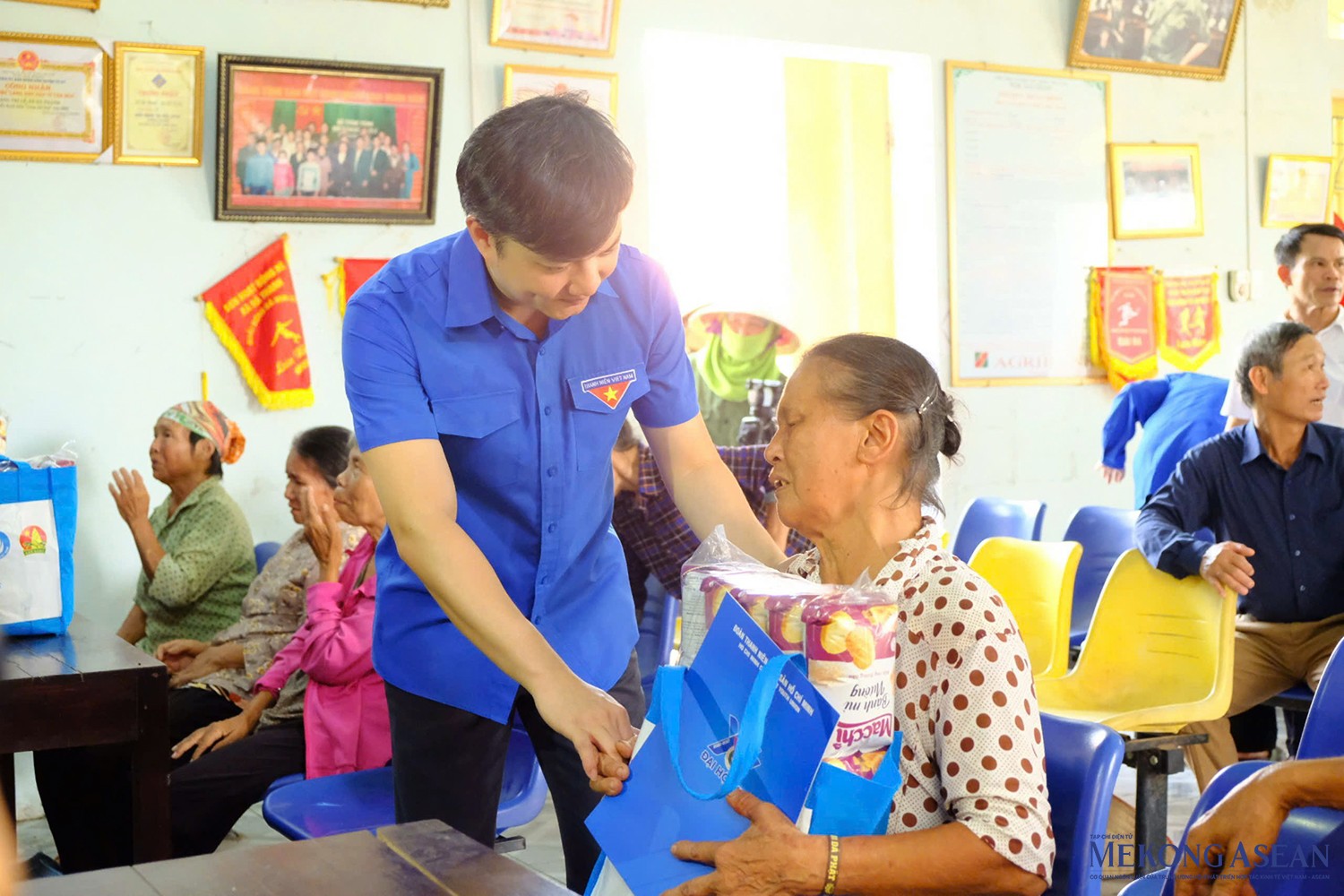 Bí thư Trung ương Đoàn Nguyễn Minh Triết tặng quà, động viên bà con thôn Tri Lễ (xã Hà Thanh, huyện Tứ Kỳ).