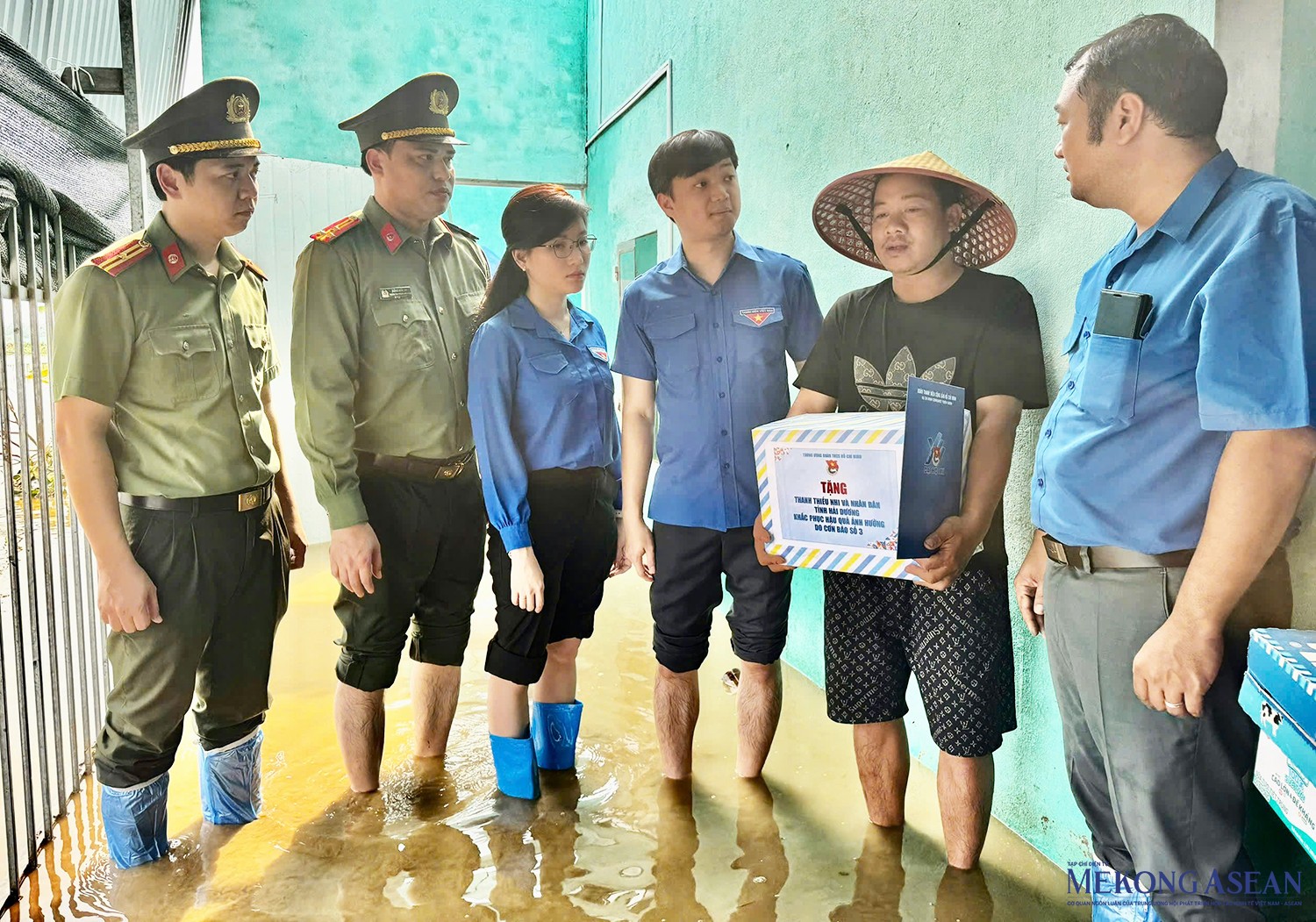 Gia đình ông Bùi Văn Đại ở thôn Hữu Chung (xã Hà Thanh, huyện Tứ Kỳ) có nhà bị tốc mái, lồng cá bị thiệt hại. Đến nay, nhà anh vẫn đang ngập nước, phải di dời ở tạm.