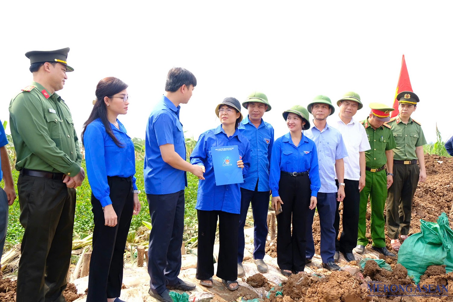 Lãnh đạo Trung ương Đoàn, Hội Sinh viên Việt Nam động viên, tặng quà đội hình thanh niên tình nguyện trực tiếp tham gia hỗ trợ đắp, gia cố đê.