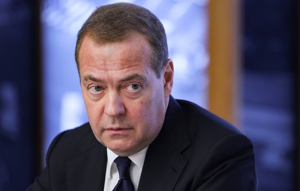 Ông Medvedev: ‘Nga đang kiềm chế không sử dụng vũ khí hạt nhân'