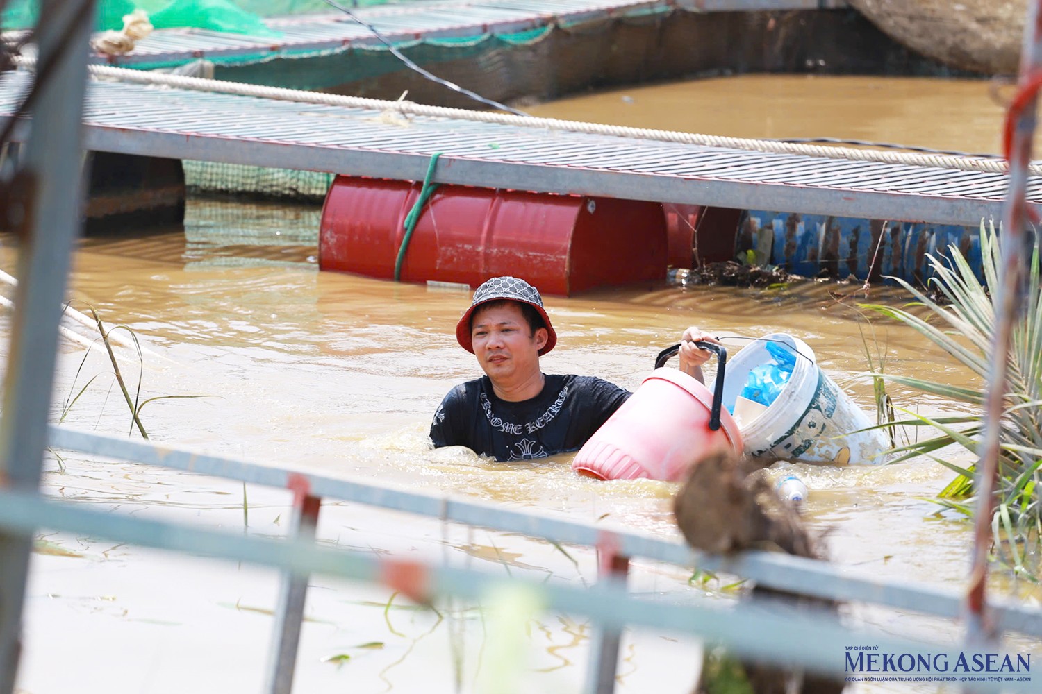 Người nuôi cá lồng trên địa bàn thôn Hữu Trung, xã Hà Thanh (huyện Tứ Kỳ) khắc phục những thiệt hại sau bão lụt.