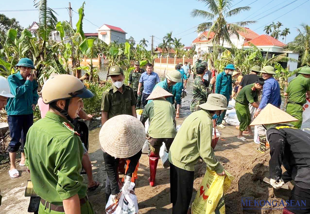 Huyện Cẩm Giàng tăng cường nhân lực chống úng nội đồng.