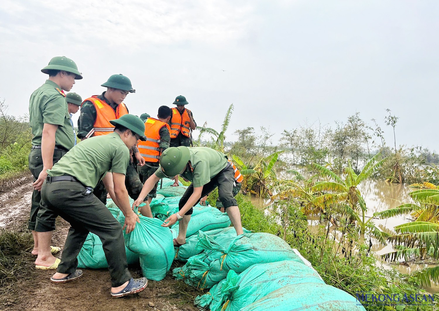 Lực lượng Công an tỉnh Hải Dương cùng các cơ quan chức năng, đơn vị trong tỉnh thực hiện gia cố đê trên địa bàn tỉnh.